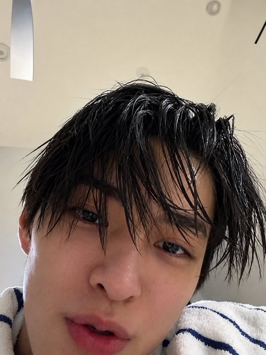 xxeoje's tweet photo. MESSY HAIR KEONHO 😭 https://t.co/WoNuytReeX