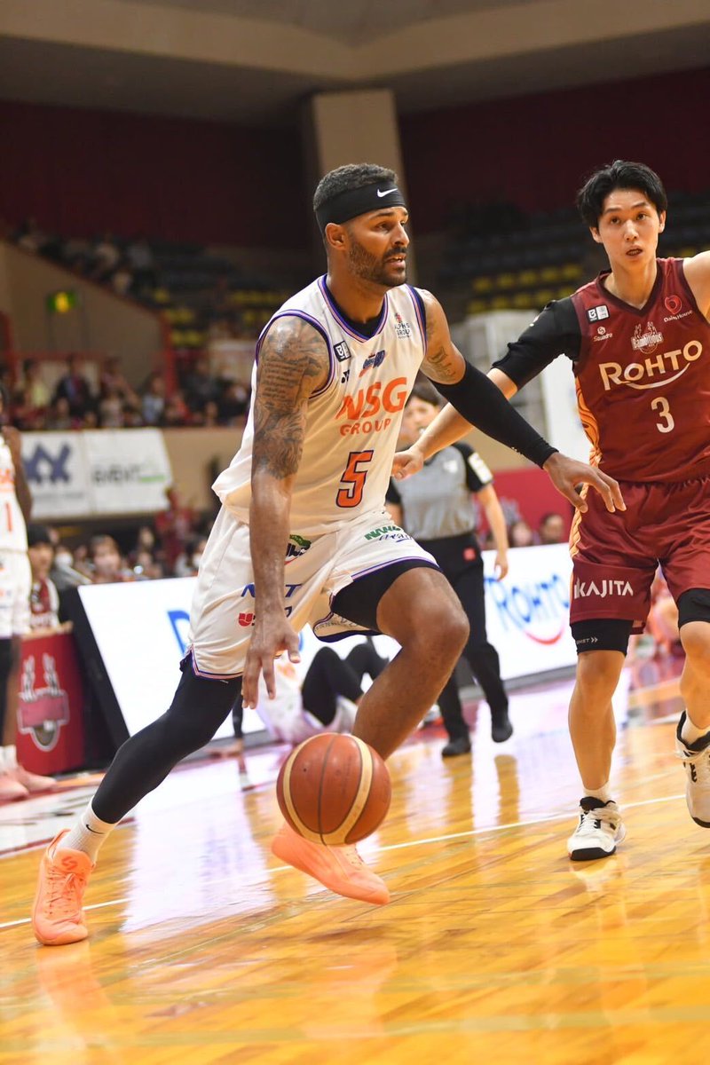 naxbb_rb's tweet photo. 🎊記録達成🎊

#デビン・オリバー 選手が、10月14日(水)に行われた #バンビシャス奈良 戦にて、キャリア通算3,000得点を達成いたしました👏

おめでとうございます🎉✨

今後のさらなる活躍を期待し、引き続き熱い応援をよろしくお願いいたします📣🔥 https://t.co/GXQH3qy2cI