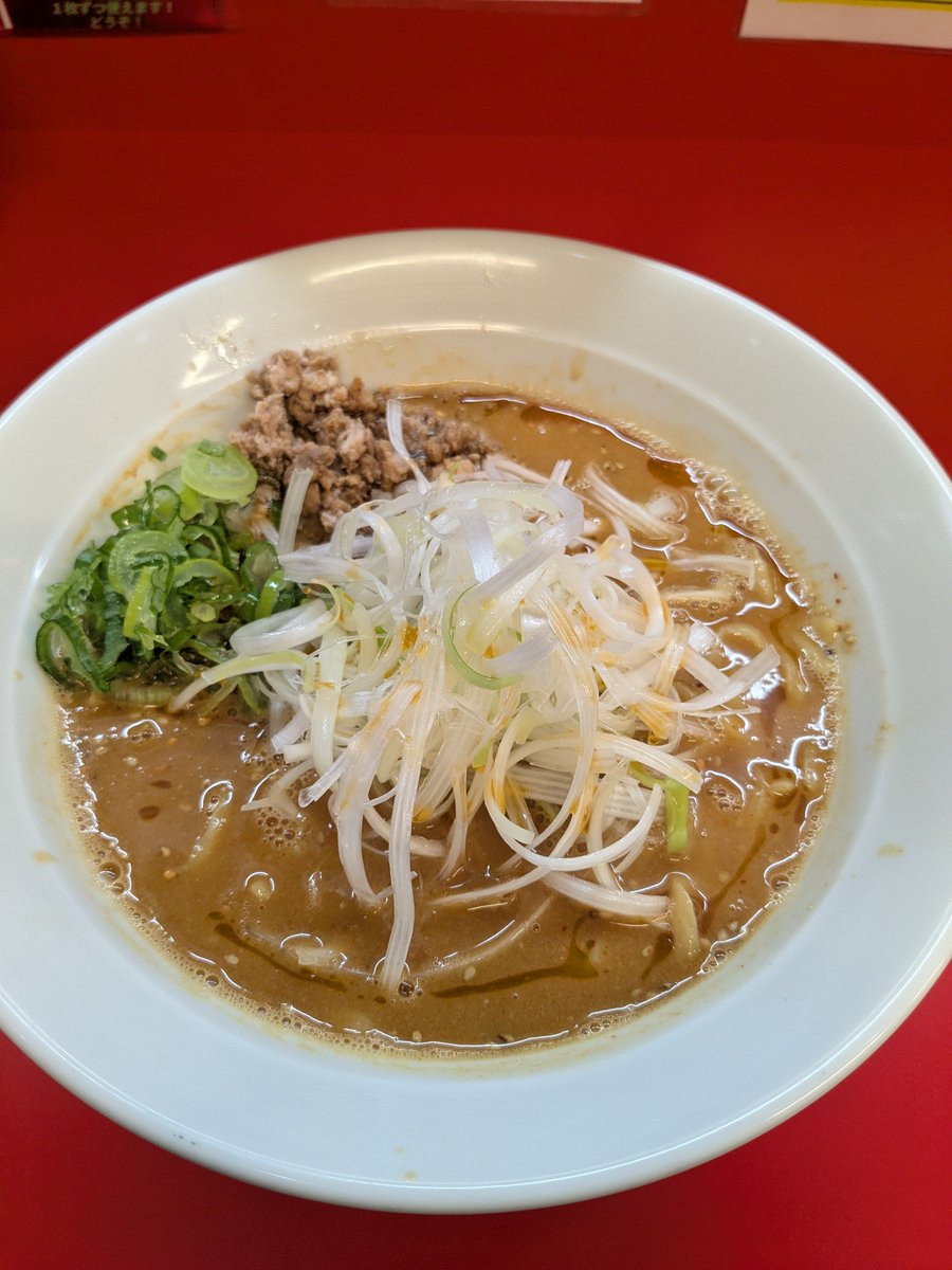 MasayaShib98088's tweet photo. ノックアウト小松川店さん！新作担々麺！しわしわ白髪の店長じゃないレオンさんの新作第二弾！スープと胡麻がピッタリ。中太麺で200グラムもちもち旨い！お肉も味しみ良し！ネギシャキ二種類良し！辛さ増し100円やれば良かった。
バラ海苔ライスドボン今度やろう！
美味しいです！ご馳走様でした！ https://t.co/6H4SkwFBqt