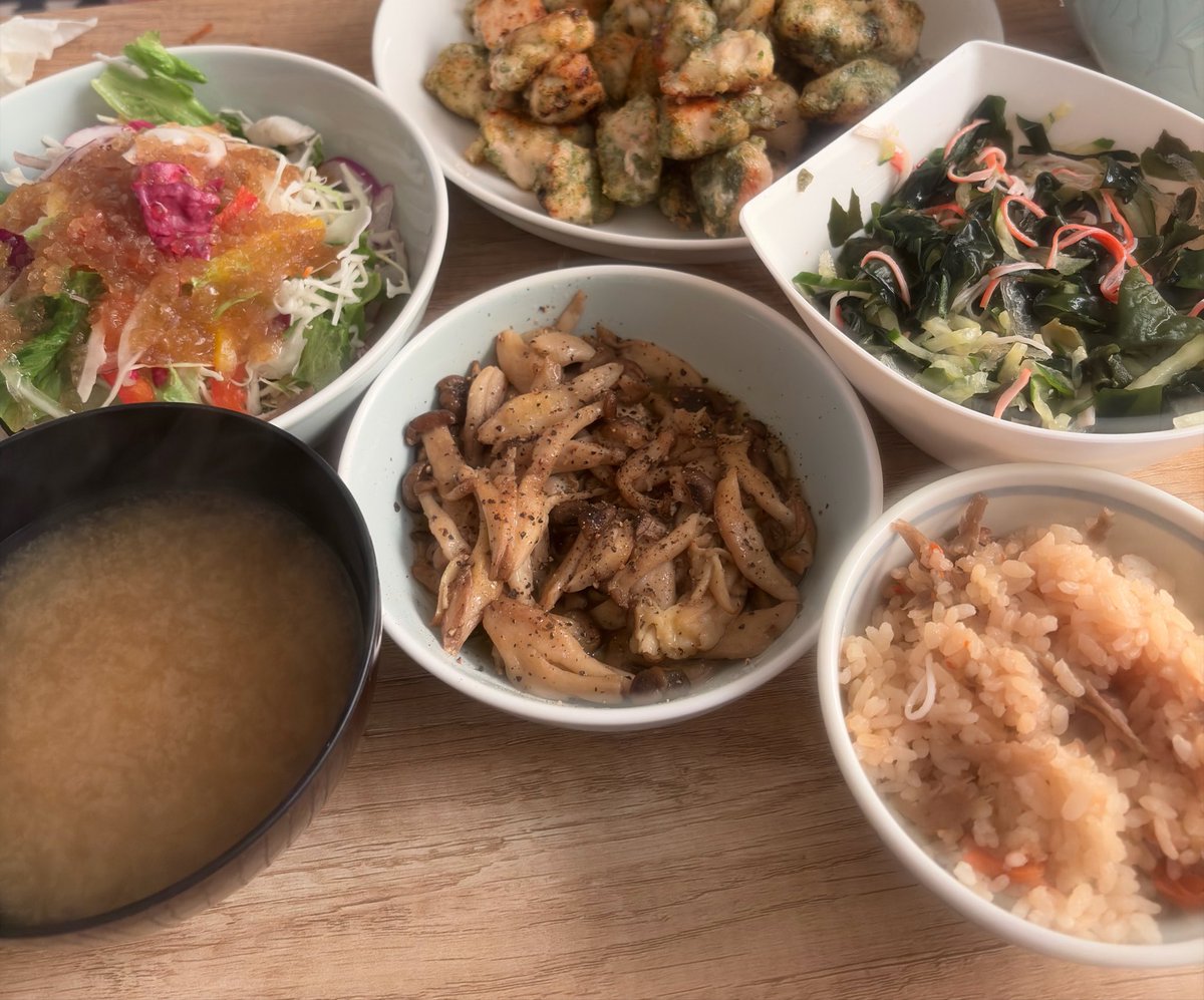 homuratandao's tweet photo. 今日の朝ごはんもみて‼️
サラダだけ全部食べれた🥗
残りはお弁当と夜ご飯へ‼️

炊き込みはタコ飯だよん🐙🐙𓈒 𓂂𓏸 https://t.co/8tehiez02l