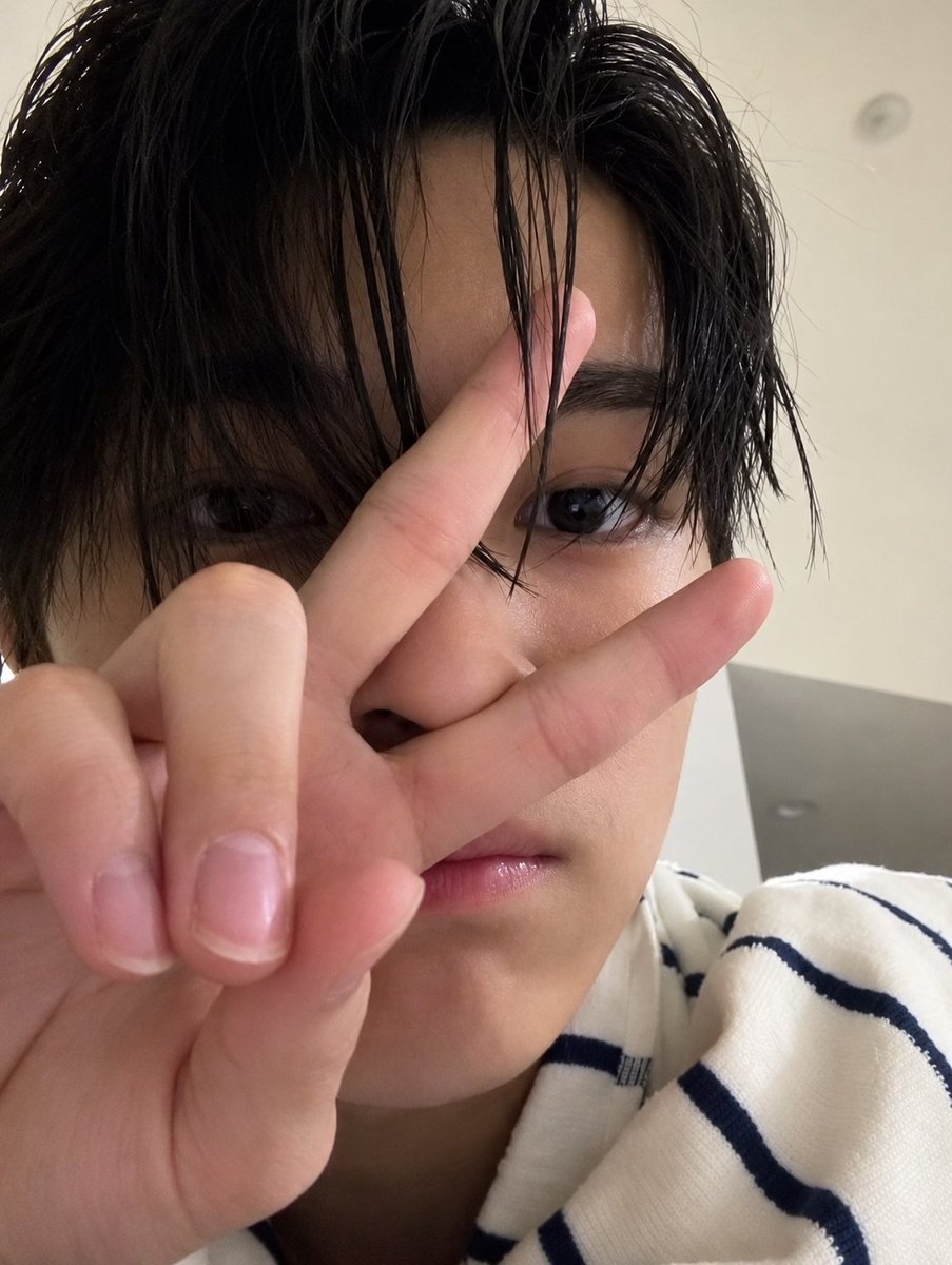 xxeoje's tweet photo. MESSY HAIR KEONHO 😭 https://t.co/WoNuytReeX