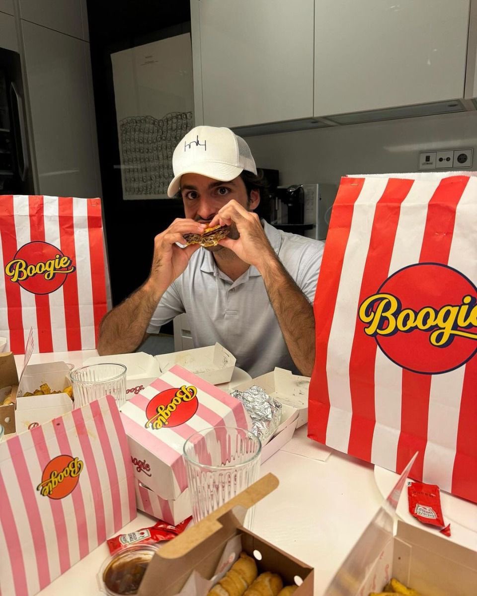 n00tsainz's tweet photo. Burger date.🤤🍔 @n00talbon https://t.co/LzMqkt9mNZ