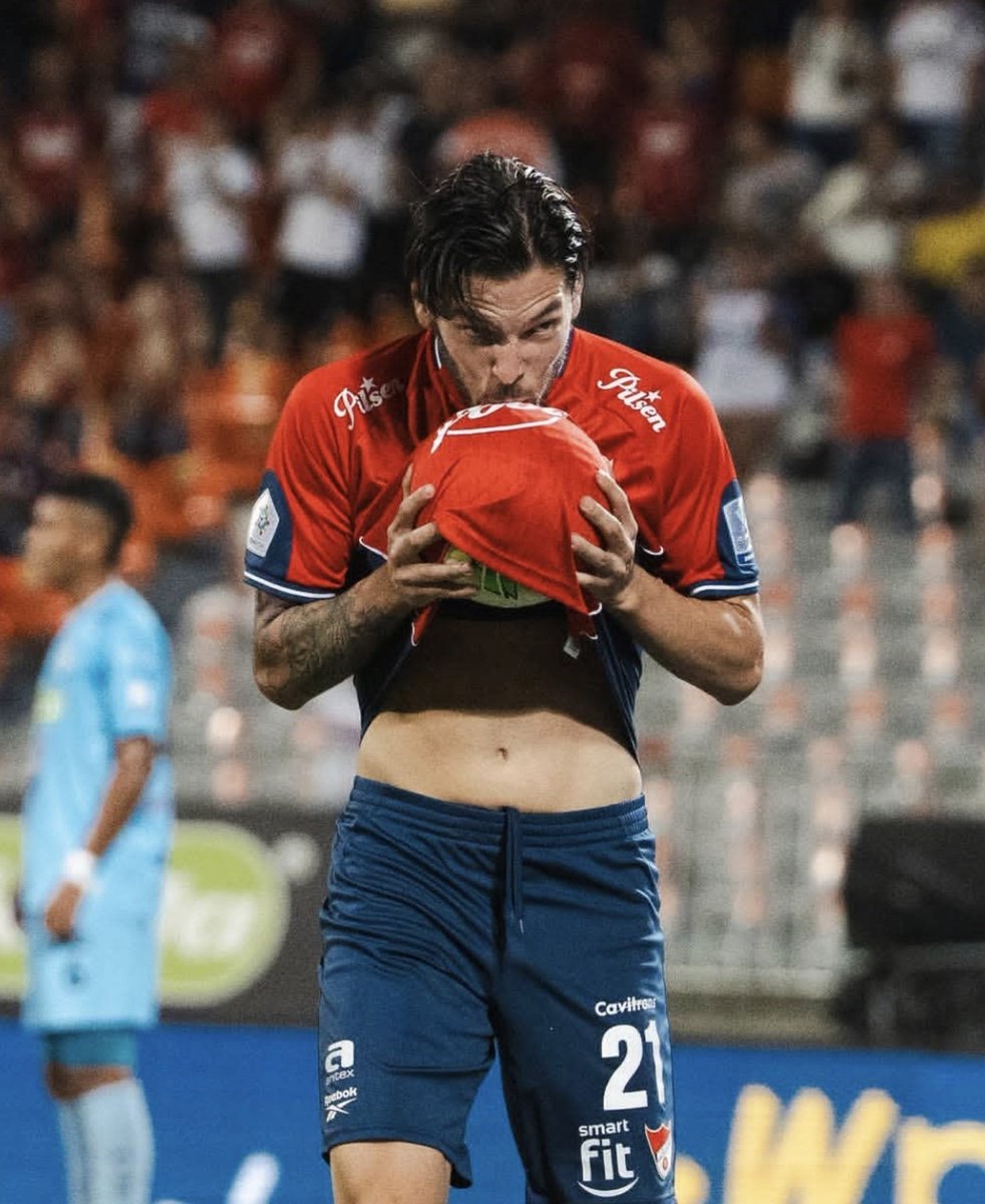ReinoBlaugrana's tweet photo. La mayor exhibición que he visto en un clásico paisa en mi vida y diría que la mejor del fútbol colombiano en años.
Lo que jugó este animal me puso la piel de gallina.

Gracias por sacar la cara por este escudo vilipendiado, te amo Martegani. https://t.co/IXMy3YSGKD