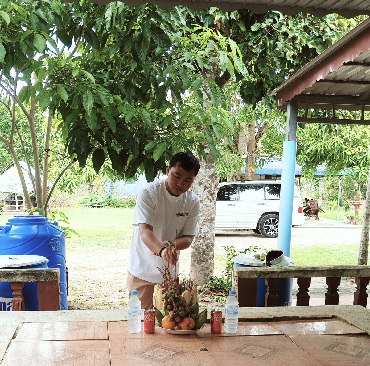 RakVirakOffical's tweet photo. កូនចៅទើបបានមកអុជធូក ព្រោះពេលបុណ្យភ្ជុំបិណ្ឌជាប់បេសកកម្មការងារ 🙏🙏🙏 #phcumbenfestival #បុណ្យភ្ជុំបិណ្ឌ https://t.co/vM1ihTUWay