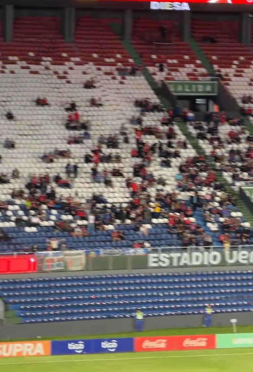 oddismo1979's tweet photo. En serio es un caso de estudio como cada vez más llevamos menos gente los dos clubes con más hinchas en el país, tambien se ve el poco acompañamiento en los partidos de guarani, libertad y luque en comparación a años anteriores https://t.co/bqAZdavMVy