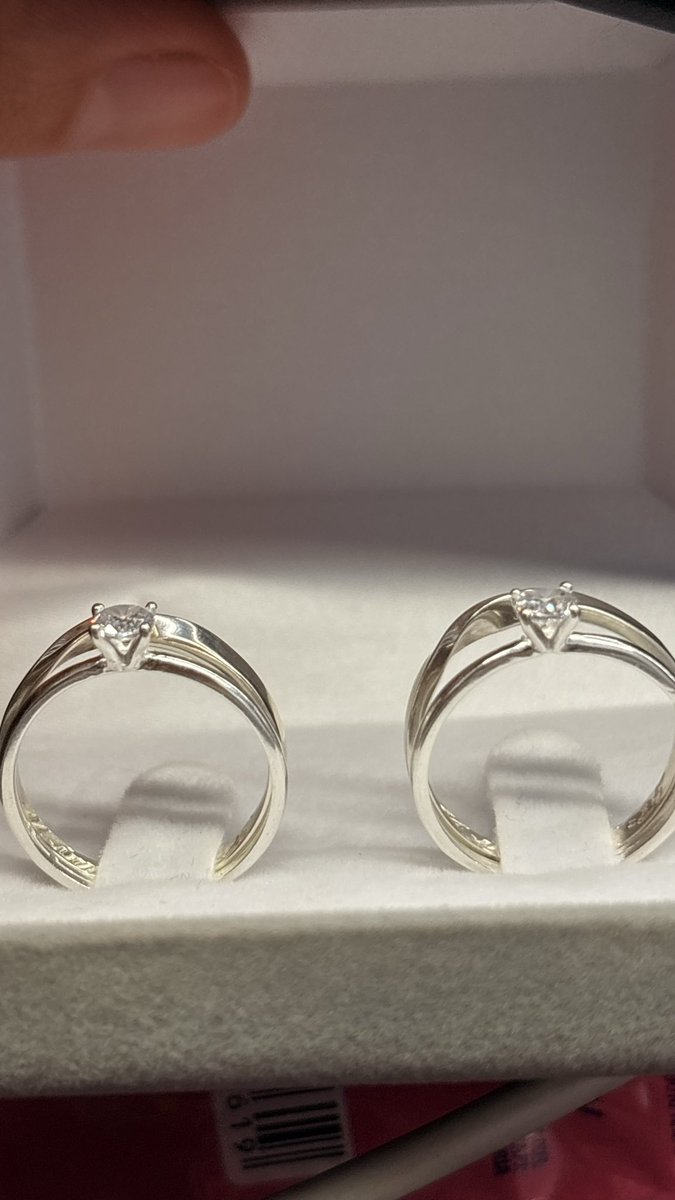 isasantosz1's tweet photo. é a primeira q eu compro aliança, é a primeira vez q eu vou usar uma aliança, mds eu to me cagando de tanta ansiedade, amo minha mulher, obg Deus, dia 25 é 13 klh https://t.co/vJj03d463L