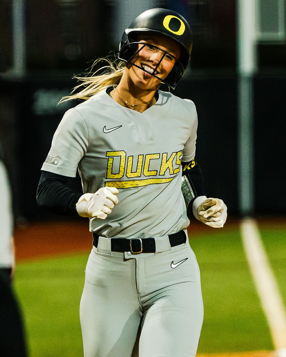 OregonSB's tweet photo. Over and out!

@AddisonAmaral lines one over the fence.

#GoDucks | #Version9 https://t.co/eaqiQ7ERtN
