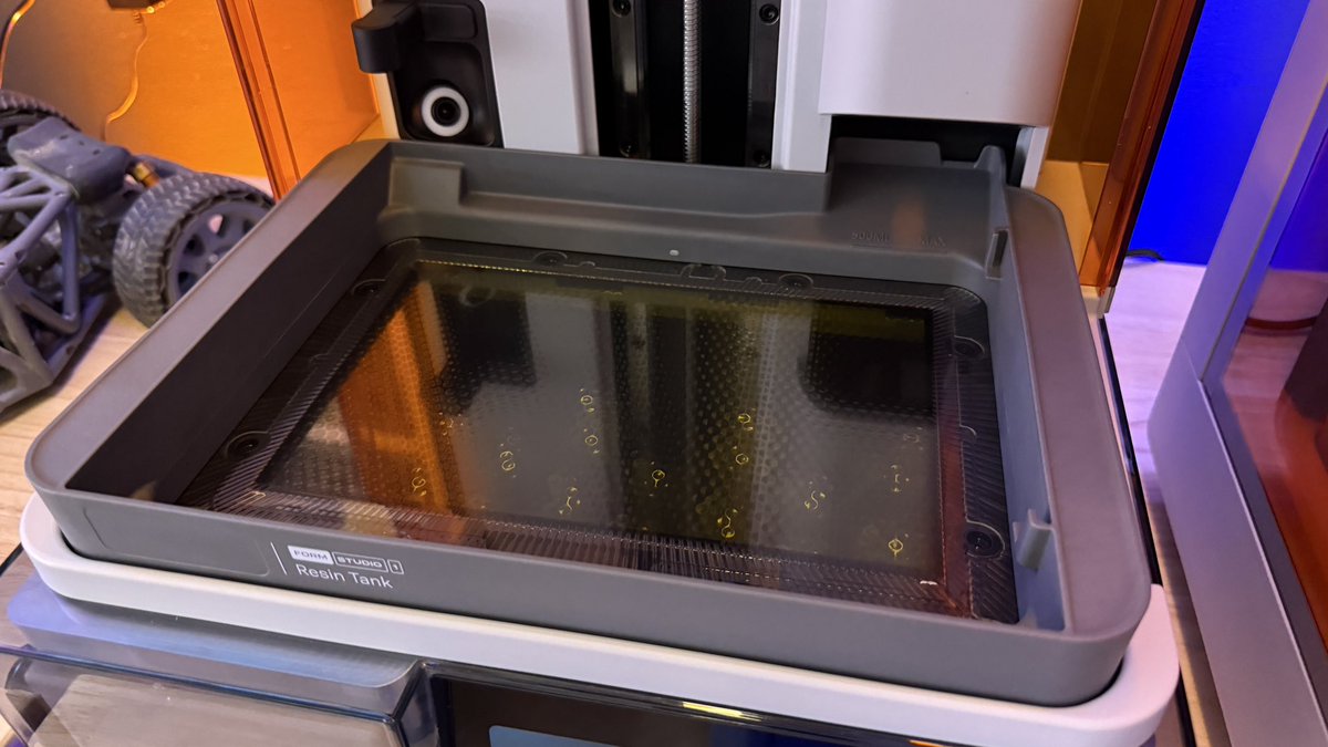 yutaro_nakajima's tweet photo. Form Studio 1のレジンタンクは新設計でこんな感じ。スタンダード版とエンジニア材料やオープンモード用のPro版が存在。OMM自体は無料だが、値段が少し上がる Tank Proを使用する必要がある。#Formlabs #Formstudio1 https://t.co/2D4ZIYwZ91