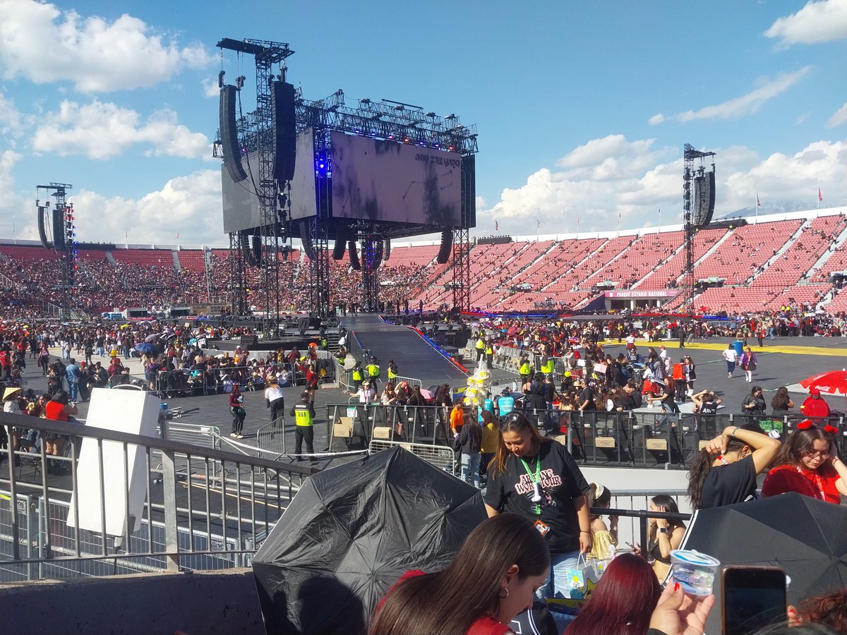 Agust_D2__'s tweet photo. Asi veía desde Galería Sur

Son hermosos https://t.co/nsaVSWdiYP