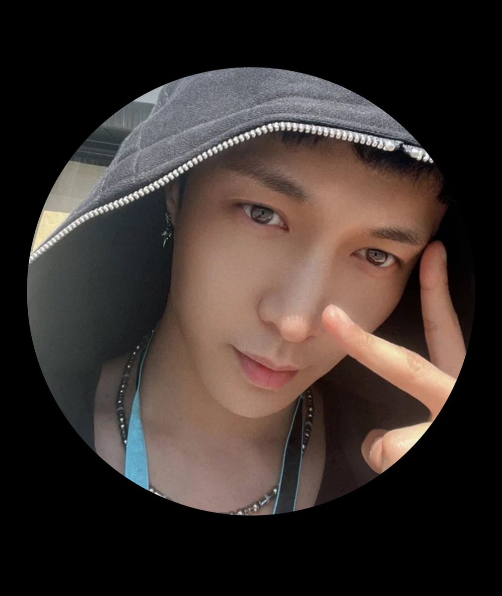 YuXING1012's tweet photo. #YIXING just opened a new RedNote account!

Name: Zhang Yixing (Study Abroad Again and Again Edition)
ID: 11534989437
Bio: A 35-year-old who’s studying abroad again after already studying abroad | International student | Running a Zhang Yixing alt account | Occasionally getting a little silly | Learning and growing together

名字：张艺兴（留了又留版）
ID：11534989437
bio：35岁在读留了又留 留子|练一个张艺兴的小号|偶尔搞点小抽象|一起学习成长

261015 @layzhang