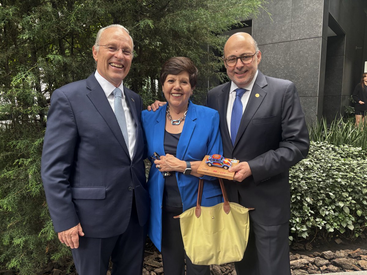 mcmaricarmen's tweet photo. Con @JoseMedinaMora presidente @cceoficialmx y @alvaro_gapica Presidente @AMIB_Valores con el reconocimiento que le otorgaron en la comida de los 50 años del CCE https://t.co/OyaLajhed4
