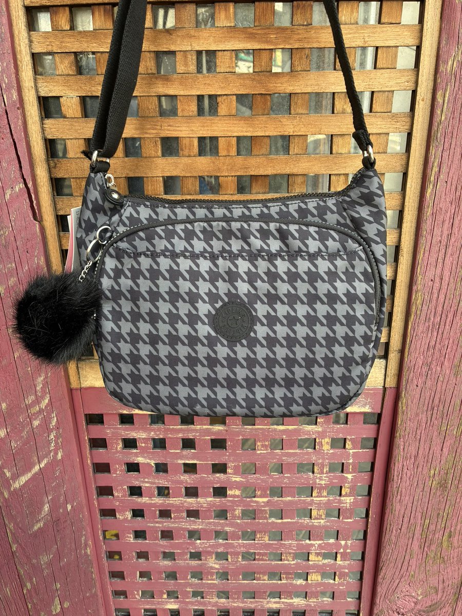 SukeSun310's tweet photo. 続きはyoutubeをご覧下さい〜🎵
https://t.co/9D84nOuhl7
#kipling 
#bag 
#shoulder 
#brokencheck 
#千鳥格子 
#カンボジア製 https://t.co/mTHAhkOByc