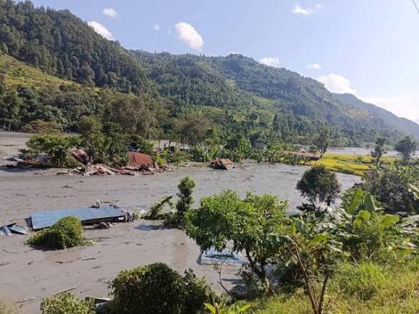 FrameByAnish's tweet photo. गोरखाको Budhi Gandaki क्षेत्रमा आएको devastating flood पछि प्रभावित परिवार र trekkers को safety सर्वोच्च प्राथमिकता हुनुपर्छ। Missing व्यक्तिहरूको खोजी र affected communities को recovery का लागि timely updates र support आवश्यक छ।

#Nepal #Gorkha #DisasterResponse https://t.co/ylXdzLnBGp