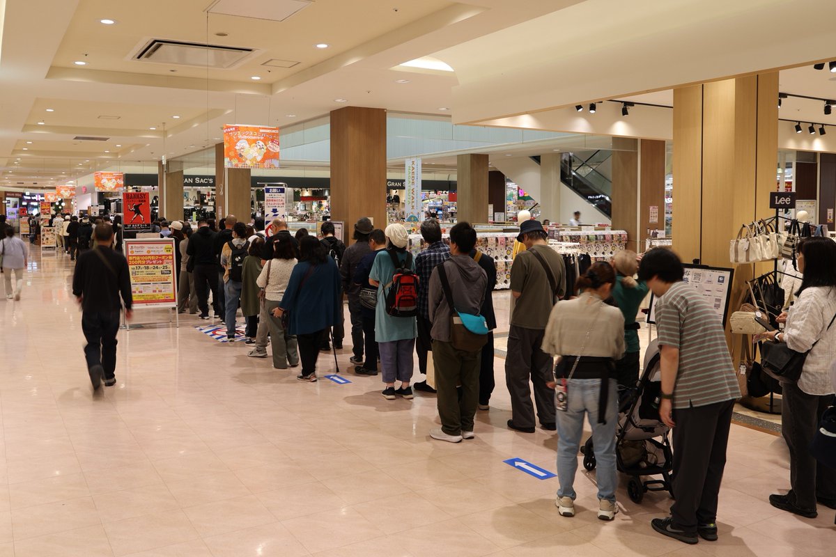 KQLEx1500's tweet photo. 長津田のスーパーのフードコートの一角に出店しただけで東海テレビと中日新聞が取材に来る謎のラーメン屋 https://t.co/IXaIwJkiwq
