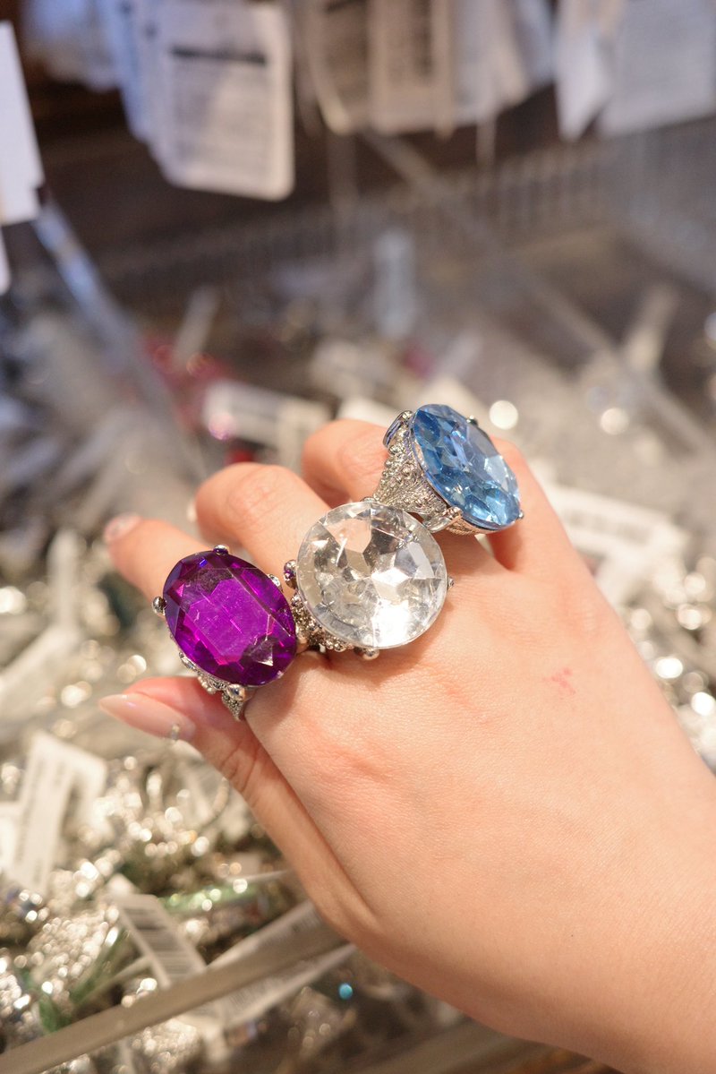 maoooo__15's tweet photo. ディズニーランドの湯婆婆リングキラキラでない可愛すぎˎˊ˗ https://t.co/6ikVQDS1MR