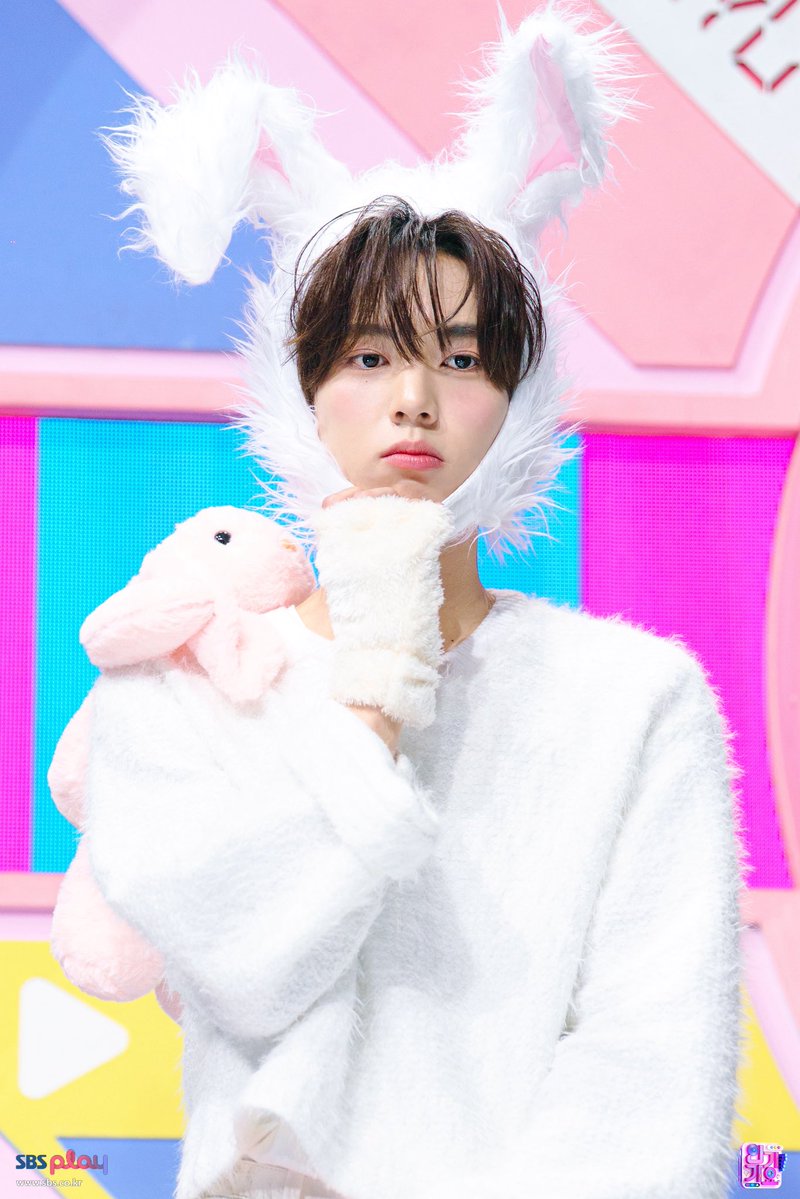 chacha_chapi's tweet photo. 可愛い衣装がいっぱいだったインガMC🐰

#2026MAMAVOTE
#AND2BLE https://t.co/RJVIXfP61m