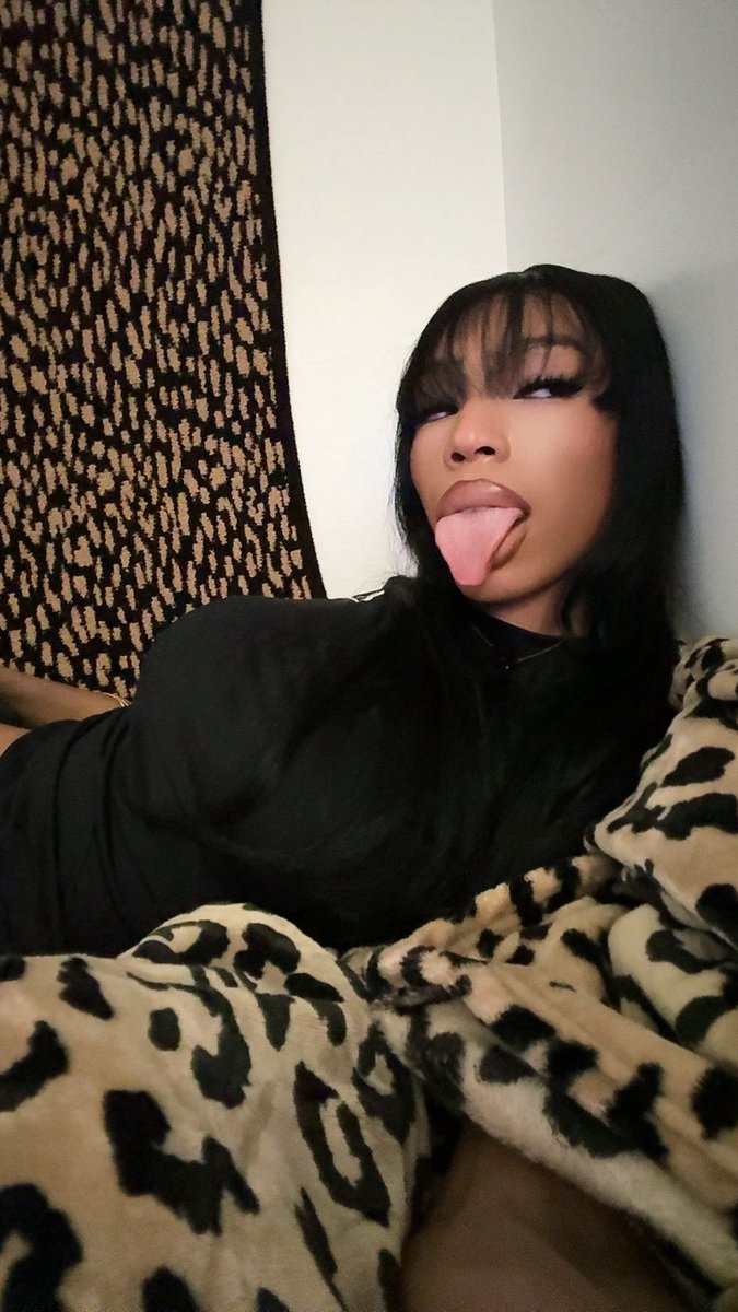 DSL_Hvn's tweet photo. “Mirror Mirror on the WALL, who’s the FREAKIEST OF THEM ALLL”🪞🍑🐆 

#nsfw #facecard #body https://t.co/xaXqc4DgON