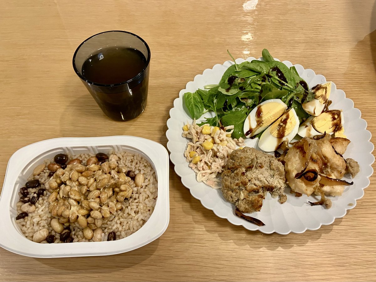 marunouchiol_'s tweet photo. 在宅勤務ランチ。ヘルシータンパク質多めに寄せてる残り物処理デー。しかし間食でついお菓子食べてしまい痩せない🤣 https://t.co/Dv6lwIOU8A