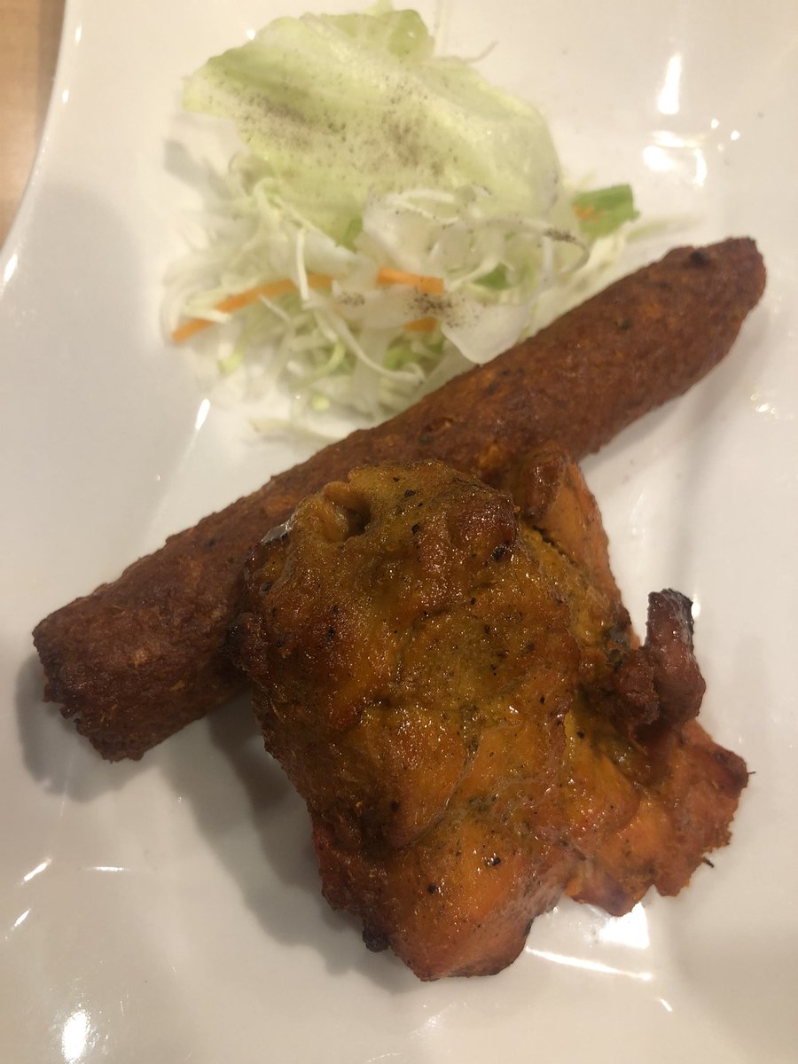 yki_69's tweet photo. ウマかった！腹パンです！
バターチキンとマトンカレー！
シシケバブにタンドリーチキン🐤
バターチキンはなんか独特でナッツの甘味？が凄かった！
ナンがデカ過ぎでテーブルに乗ってたわ🤣 https://t.co/8ncihkjaMi