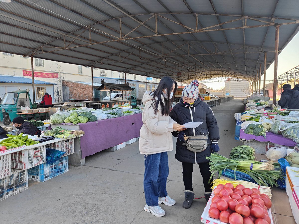 martincazenave's tweet photo. This morning I met Yong, my friend from Xinjiang, and we enjoyed fresh green veggies from the market!， https://t.co/AXwIGSAVDh