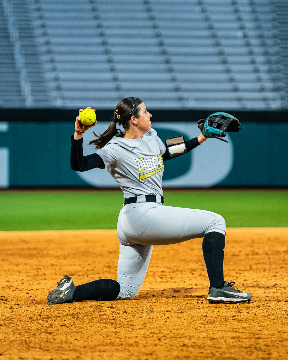 OregonSB's tweet photo. There's no place like home.

See you Sunday at 11 AM vs. Western Washington.

Special guest appearance by Gold Glove winner @paige_sinicki!

#GoDucks | #Version9