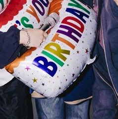 funnyjimin1's tweet photo. jimin’s little feet dangling in the air because jungkook is carrying him bridal style 😭😭😭

I’M DEVASTATED https://t.co/rwZBKrj7Rk