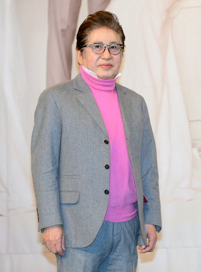 tang__kira's tweet photo. "Loh tanggalnya udah ada??"

Kim Yonggun, ayah Ha Jungwoo, justru baru tau tanggal pernikahan anaknya melalui berita...

Saat ditanya reporter, Kim Yonggun jujur jawab,
"Tanggal nikahannya udah diumumin??
Bahkan sebagai ayahnya, aku gak tau."

Walaupun baru tau dari media, Kim Yonggun santai aja nanggepinnya, kayak yaudah lah mereka (anak-anaknya) juga udah bertambah tua, udah tau jalannya sendiri.