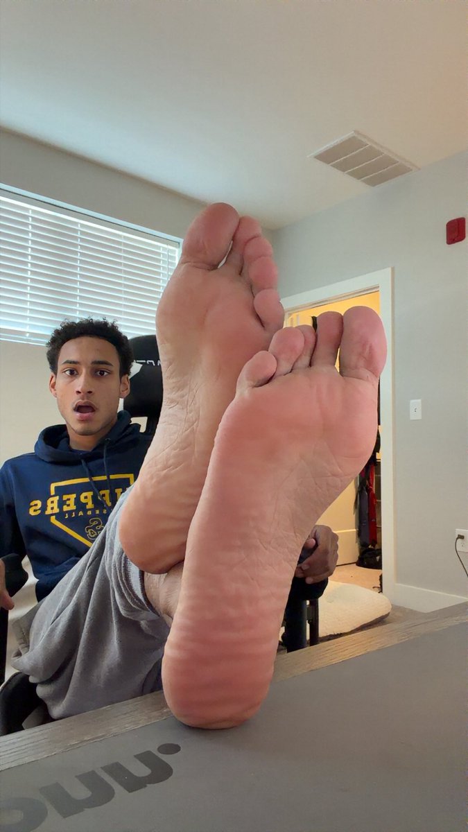 AceOwnsBackup's tweet photo. big soles in your face footboy https://t.co/c7TnLTyItm