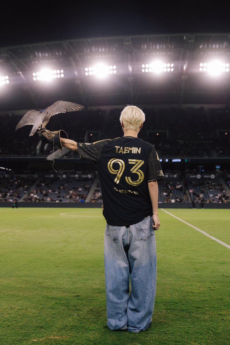 NR89DbqtmCHFCii's tweet photo. 愛する推しが⚽️クラブチームのユニ着て
オープニングセレモニーで鷹匠🦅してる姿見れるなんて思わなかったよYO😎✨
LAFCのチームカラーのGOLD&amp;BLACKが似合うな🫶🏻
本来はプレミア試写とかセレモニー公演と公演の短い間に詰め込まれてたんかな？それとも急遽入った？
どっちにしろハード過ぎるぜ https://t.co/SiLj6FXH1B