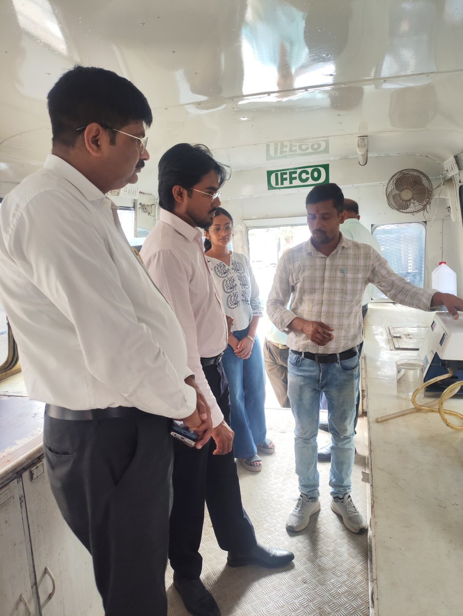 IFFCO_BR's tweet photo. दिनांक 14 अक्टूबर 2026 को इफको बिहार राज्य कार्यालय में आए इफको एमकेसीओ, नई दिल्ली के कनिष्ठ क्षेत्र प्रतिनिधि श्री शुभम बैस द्वारा सचल मृदा परीक्षण प्रयोगशाला का निरीक्षण किया गया।

इस अवसर पर राज्य विपणन प्रबंधक डॉ. आनंद कुमार श्रीवास्तव, वरिष्ठ प्रबंधक (कृषि सेवा) डॉ. रमेश कुमार एवं एजीटी सुश्री सुरभि सुमन उपस्थित रहे।

निरीक्षण के दौरान मृदा विश्लेषक (Soil Analyst) श्री सोनू कुमार द्वारा मृदा नमूनों की जाँच प्रक्रिया, मृदा परीक्षण की विभिन्न तकनीकी प्रक्रियाओं तथा मृदा में उपलब्ध पोषक तत्वों के आकलन के संबंध में विस्तृत जानकारी दी गई। इस दौरान उपस्थित अधिकारियों ने मृदा परीक्षण की कार्यप्रणाली का अवलोकन किया तथा प्रयोगशाला की कार्यक्षमता एवं मृदा परीक्षण सेवाओं को और अधिक प्रभावी बनाने के संबंध में अपने महत्वपूर्ण सुझाव साझा किए।