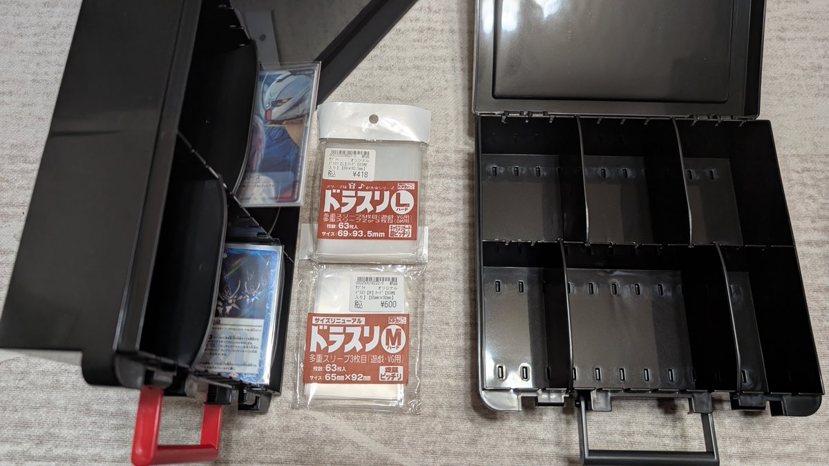 long_broso's tweet photo. ダイソーでトランク型ストレージが発売されたと聞いて購入
・セパレート4つ付属、上下に若干はみ出る形でロックするので少しカードに当たる
・ドラスリMは入るけどドラスリLは入らない
・詰め込んだら一段に6デッキ入れられるけど取り出し辛い
・税込￥550、持ち手2色、販売店舗少なめ
結構いい感じ♪ https://t.co/DT5WEjz4LR