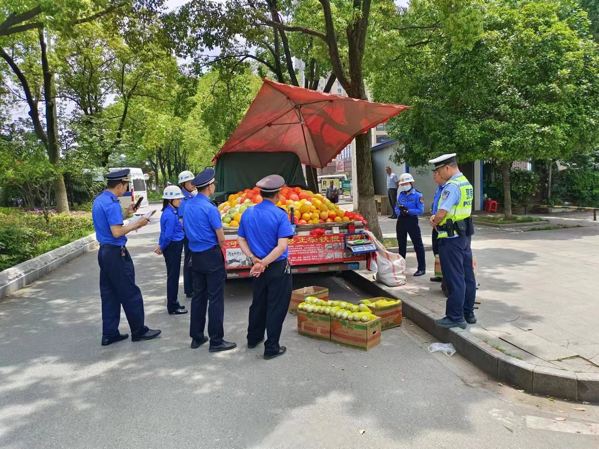 maheshkumanpmn's tweet photo. Lane-switching chaos "滥车换构侨" scene shows messy traffic with vehicles switching lanes randomly – no good for road safety! https://t.co/ldXr4idfve