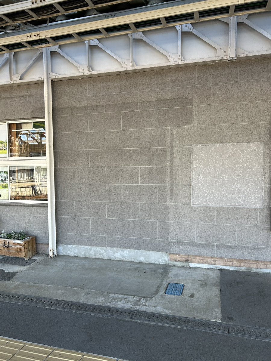a_signal's tweet photo. 駅舎にあるこの補修した後はなんでしょうか。そう、駅そばの店舗の後なのです。<魔女の旅々のリズムで https://t.co/Moc1gSFl1o