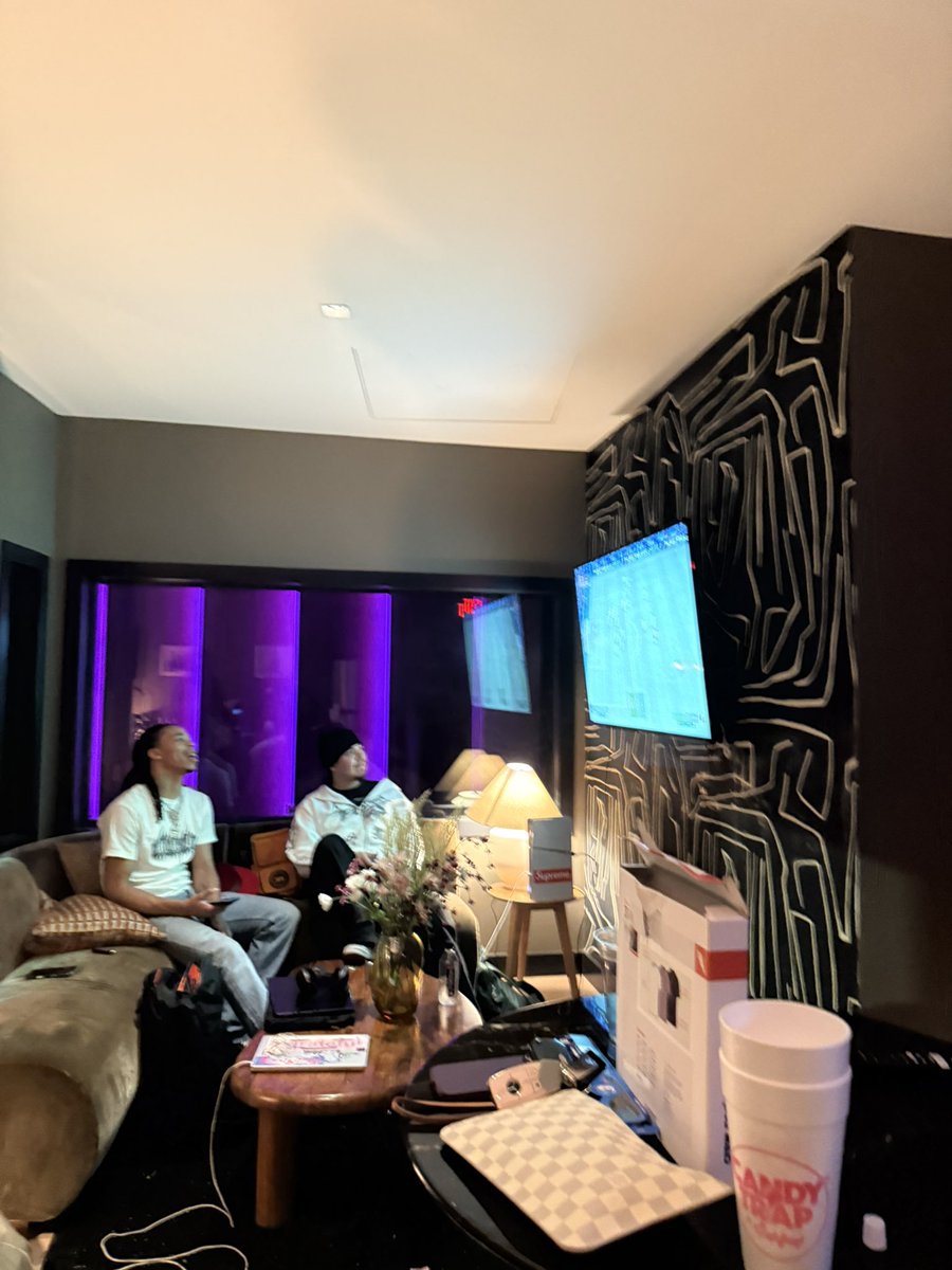 scorpiosection's tweet photo. @ my personal lounge https://t.co/BbYcb8mHgM