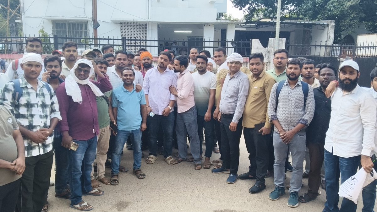 amanishshukla's tweet photo. रेलवे ग्रुप डी भर्ती (NCR) के कट-ऑफ में एक्ट अप्रेंटिस कोटे में बाहरी को शामिल करने से बढ़ी कट-ऑफ। ST वर्ग में CCAA की कट-ऑफ (73.04) सामान्य ST (69.26) से अधिक कैसे?  वेटेज, नॉर्मलाइज्ड मार्क्स, स्कोरकार्ड, संशोधित डीवी सूची जारी करें।
@GMNCR1 @AshwiniVaishnaw @RailMinIndia https://t.co/POhPNawKyR
