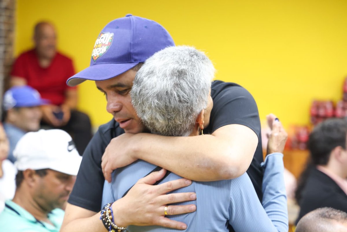 TrujilloItagui's tweet photo. Lo más bonito de este camino no es hacia dónde vamos, sino con quién lo recorremos. Hoy me llevo charlas honestas y de esos abrazos sinceros que te alegran la semana entera. Gracias por abrirme el corazón y hacerme sentir en casa. 

¡Seguimos pa' delante, siempre de la mano de nuestra gente! #Itagüí