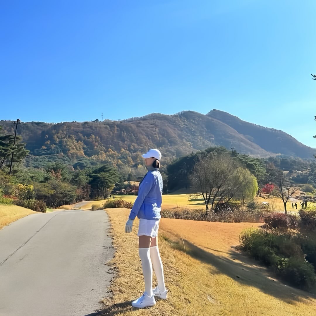 sonioshade's tweet photo. mingyu's influencer girlfriend updated her profile pic on ig. they must play golf together all the time it even looks like a hobby they share with his family how cute https://t.co/FlfhnB3o2X
