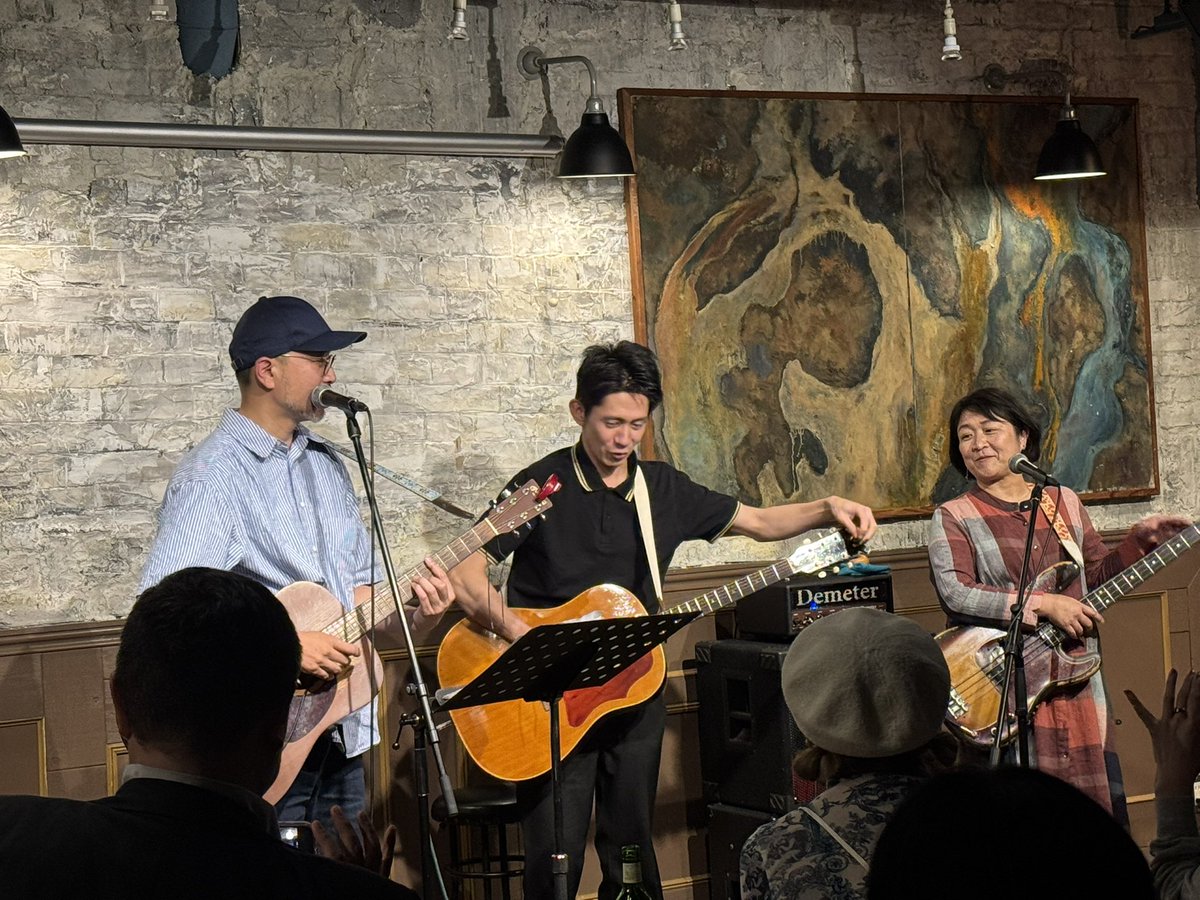 nazonodesigner's tweet photo. 加藤隆生さんと有田さとこさん、宇井拓海さんのライブに行かせていただきました！
めちゃくちゃかっこよかった！！！！！！
エンタメの最前線を走り続けている加藤さんが、ギターをかき鳴らしてソウルフルに歌い上げてる様がめちゃくちゃ心に響きました
音楽が好きだという思いで満ちた空間だった https://t.co/xCuMCvODT6