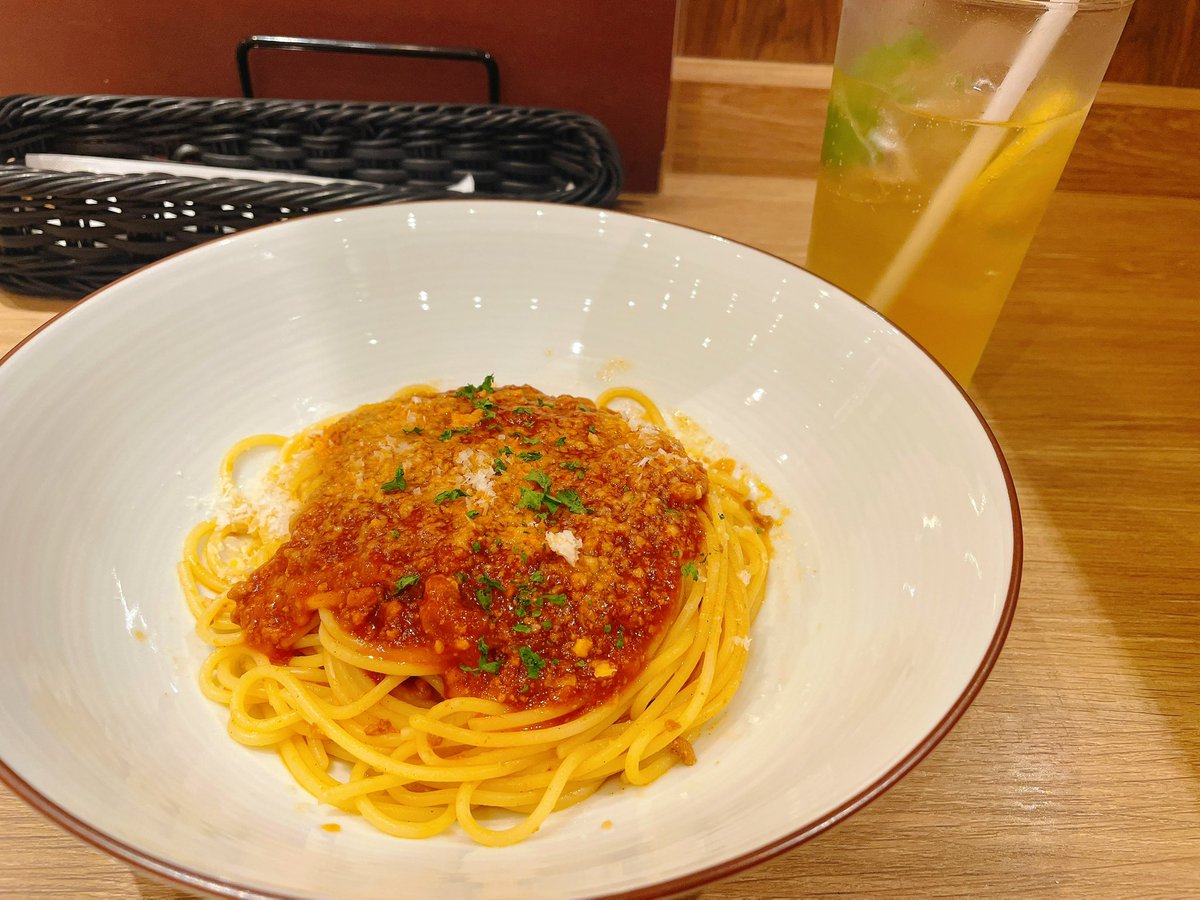wdwz3lr's tweet photo. 眼鏡取りに行った後はピエトロに😊
このボロネーゼめちゃくちゃ美味しくて大盛りにすれば良かった！って思うくらいあっという間に食べ終わってしまった✨
チーズケーキも美味しかった♡

何気に見た洋服屋さんで可愛いトレーナーがセール品であって４点で5500円だった🤭
今日は色々と嬉しい一日だわ☺️ https://t.co/d2UlSdZieL