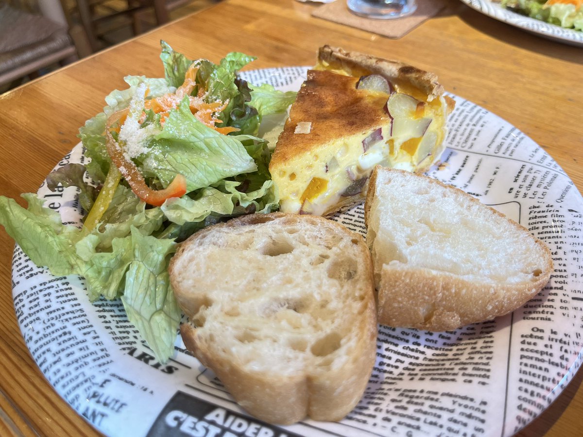 daaaaaausagi's tweet photo. 飯田橋　キッシュ＆タルト Ｓｅｋｉ

かぼちゃ、さつまいも、クリームチーズのキッシュ、すごく美味しい。具沢山でパサつく感じもなくクリーミー。ちょっとカレーっぽい？スパイスの味。
写真のプレートにデザートの小さなゼリーと飲み物がついてランチ1,100円だった。 https://t.co/hkrk99pIsu