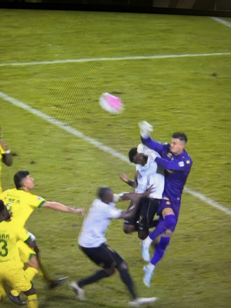 PipeAlvarez28's tweet photo. Ah bueno… 🤷🏻🤷🏻🤷🏻

Roldán no lo pita ¿saben por qué? PORQUE NO ES PENALTI !!! https://t.co/74sS0R2jna