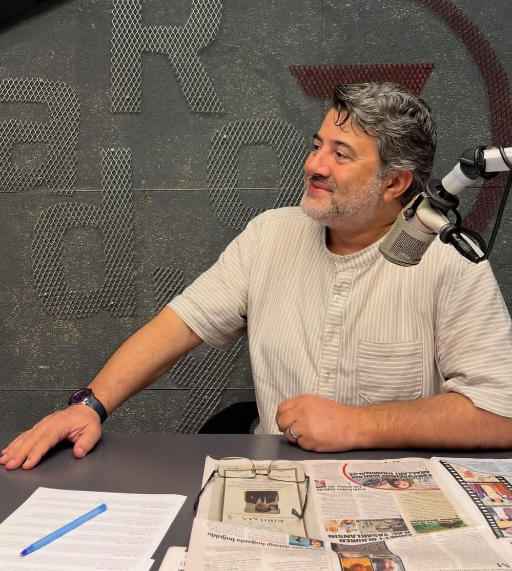 Radyo7's tweet photo. 07.00 – 09.00 arasında gündemin nabzı burada atıyor,
Güne doğru ve güvenilir haberlerle başlamak isteyenler için Başyazıcı Sucuk katkılarıyla Mehmet Can şimdi yayında. @BasyaziciTR 

Canlı dinlemek için; https://t.co/u3YHIVc1eY 

#radyo7 #radyo #canlıradyo #haber https://t.co/Vd6dw8hchH