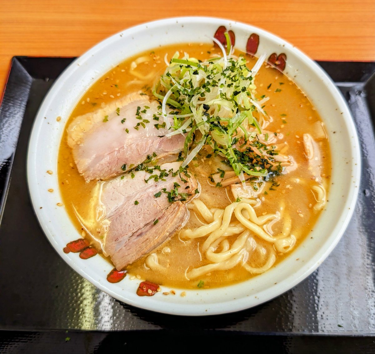 VividMaroon1892's tweet photo. はい、今日のメシ。
一周回って「みそラーメン」がめちゃくちゃ美味い。
みそラーメンって太麺とニンニクとの相性抜群で、味の安定感もハンパないよね。ご馳走様でした✨️ https://t.co/H7DXbSoZTq