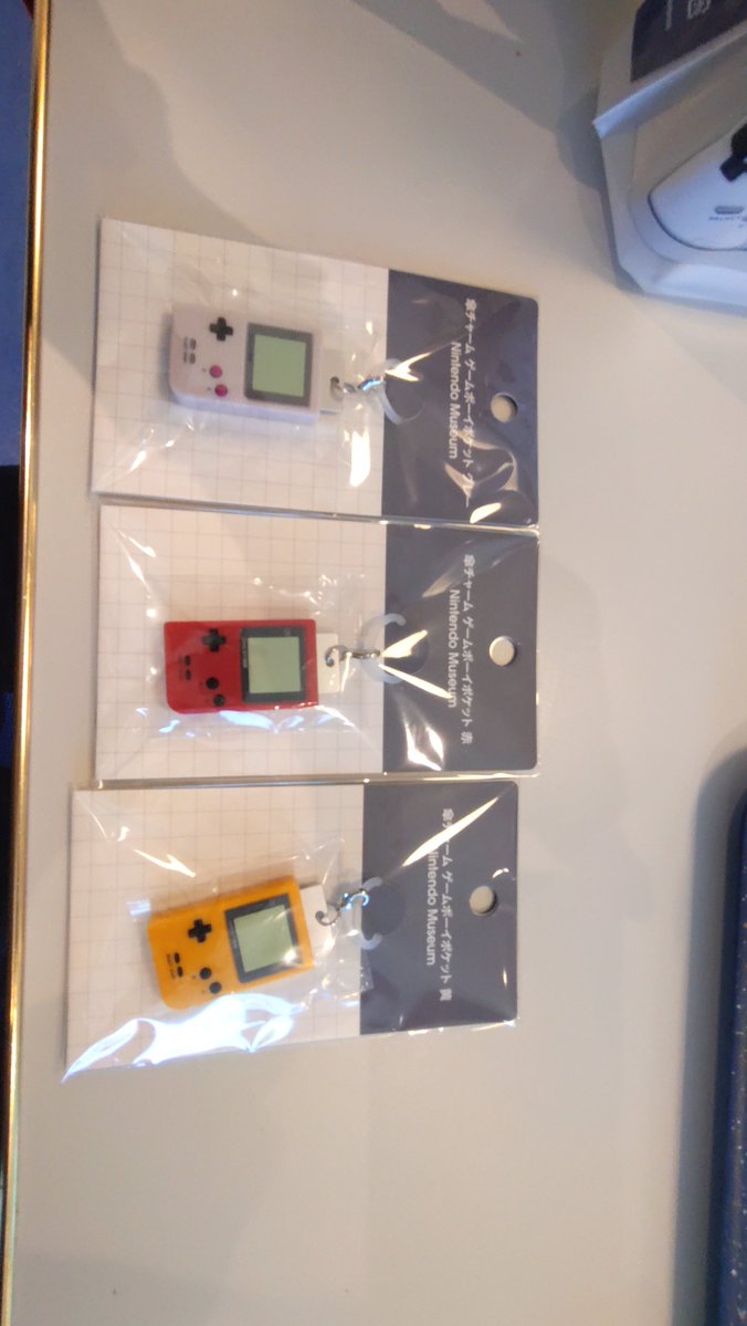Koma22Mickey's tweet photo. 起動音キーホルダーを箱買い、これでコンプリート。
ゲームボーイの傘チャームは白、赤、黄色、緑、各１色１人１つまで購入可能
#ニンテンドーミュージアム https://t.co/mIHR0yWyLM