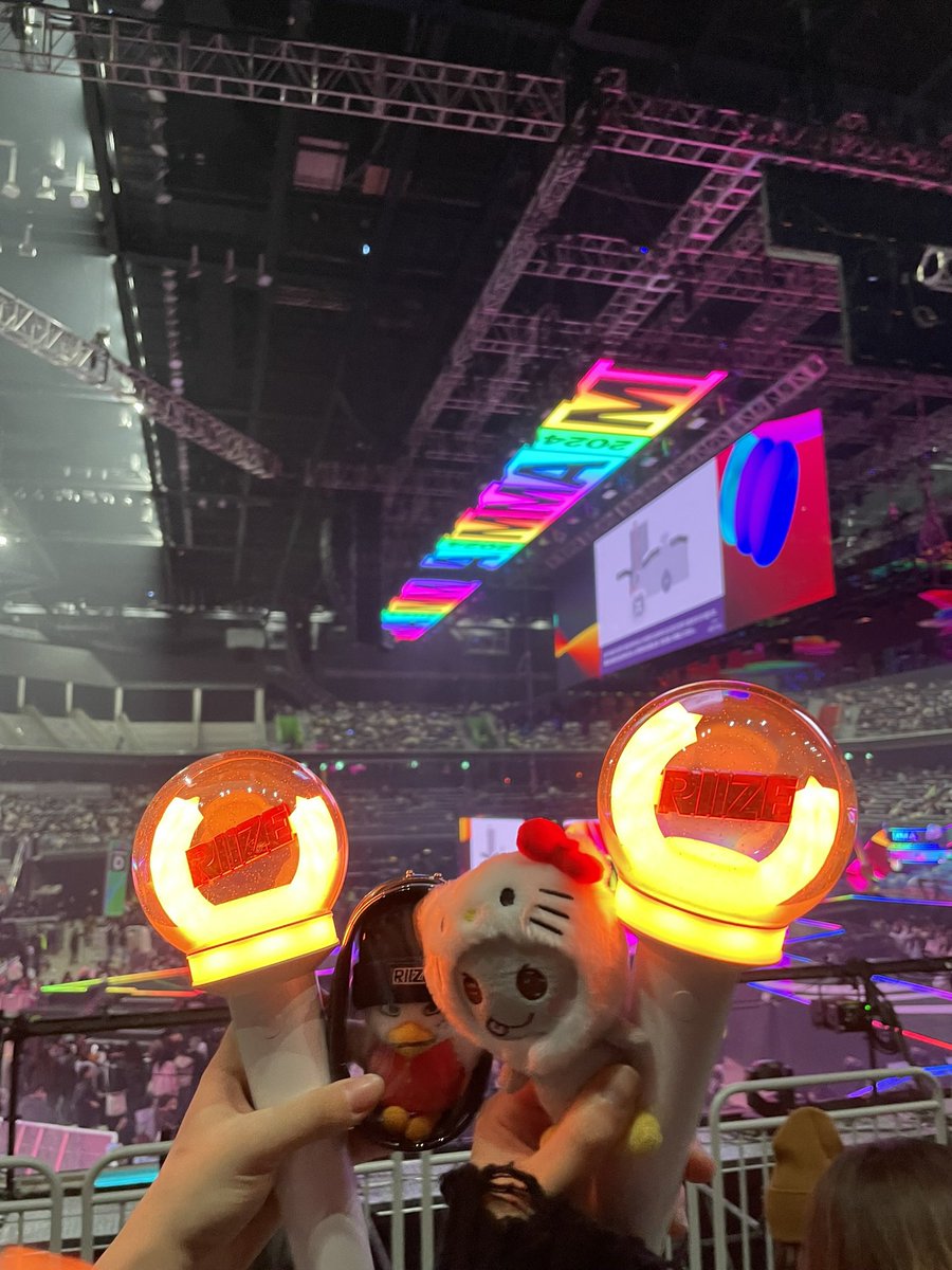 dolku_'s tweet photo. @melon 2024년도에 처음 MMA가봤는데 너무 좋은 추억이었어서 그 다음년도에도 가고 싶었는데 … 티켓 구하기가 하늘의 별따기더라구요💦 아쉽게 집에서 혼자 즐겼는데 올해만큼 꼭 다시 가고 싶습니다🥺 매년 MMA덕분에 11월이 설레요 ㅎㅎ💚 올해엔 또 어떤 무대가 있을지 기대 가득 설렘 가득 합니당🫶🏻 https://t.co/pu8T6MUqmn