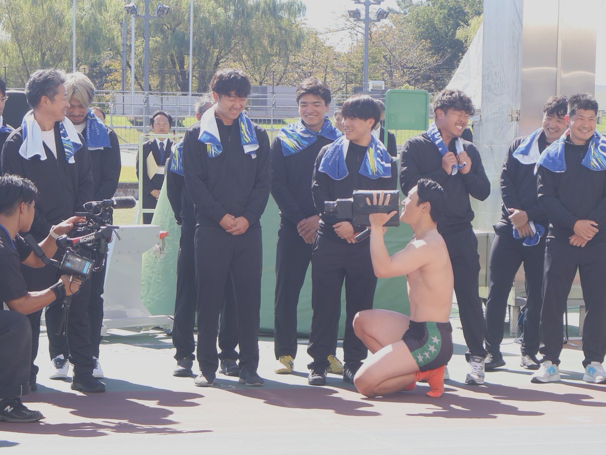 nikkan_keirin's tweet photo. 【#中部地区プロ】
開会式の選手宣誓���マッチョマンこと #水谷亮太 が務めた

「お待たせしました。お待たせしすぎたかもしれません」と言うと、おもむろに服を脱ぎ出し、"全裸監督"村西とおる氏を彷彿とさせる格好で盛り上げた
（写真３枚目は絡まれる同期の森崎英登）

式後に話を聞くと「去年は（谷口）遼平さんが筋肉をアピールしていたので、少しひねって。お客さんが楽しんでくれたなら良かったです」と胸をなで下ろしていた
