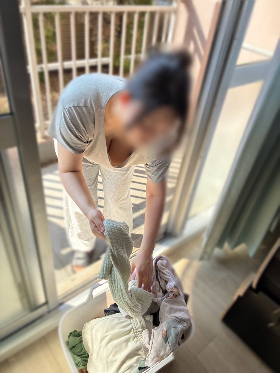100nithisub1's tweet photo. 【本日の夜21時に㊙️動画公開決定！！！】

皆さん、お待たせしました。って、おいおぃ……無音撮○だが、こんな至近距離でも気づかないのかよ。昼間から洗濯物干し、お疲れ様です。

本日21時に、
プロフィール先の、
【公開場所~お母さんの~】にて公開。

※興味がある方だけお願いします https://t.co/6z7mBdLbWq