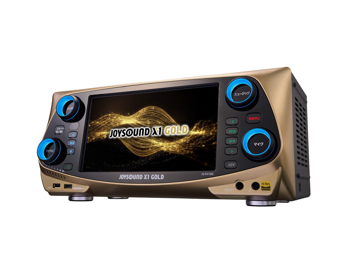 JOYSOUND_PR's tweet photo. ／
JOYSOUND新機種でるよ！！
＼

最新機種「JOYSOUND X1 GOLD」「JOYSOUND X1 RED」

💡注目ポイント💡
🎤ブラウン館
昭和のテレビ番組の貴重な映像を、カラオケで楽しめる📺
🎤爆上げハモリ
美しいハモリに包まれる爽快感。つられずに歌い切れるか❓

発売予定は11月中旬✨お楽しみに🎵 https://t.co/OpaXji6CQF