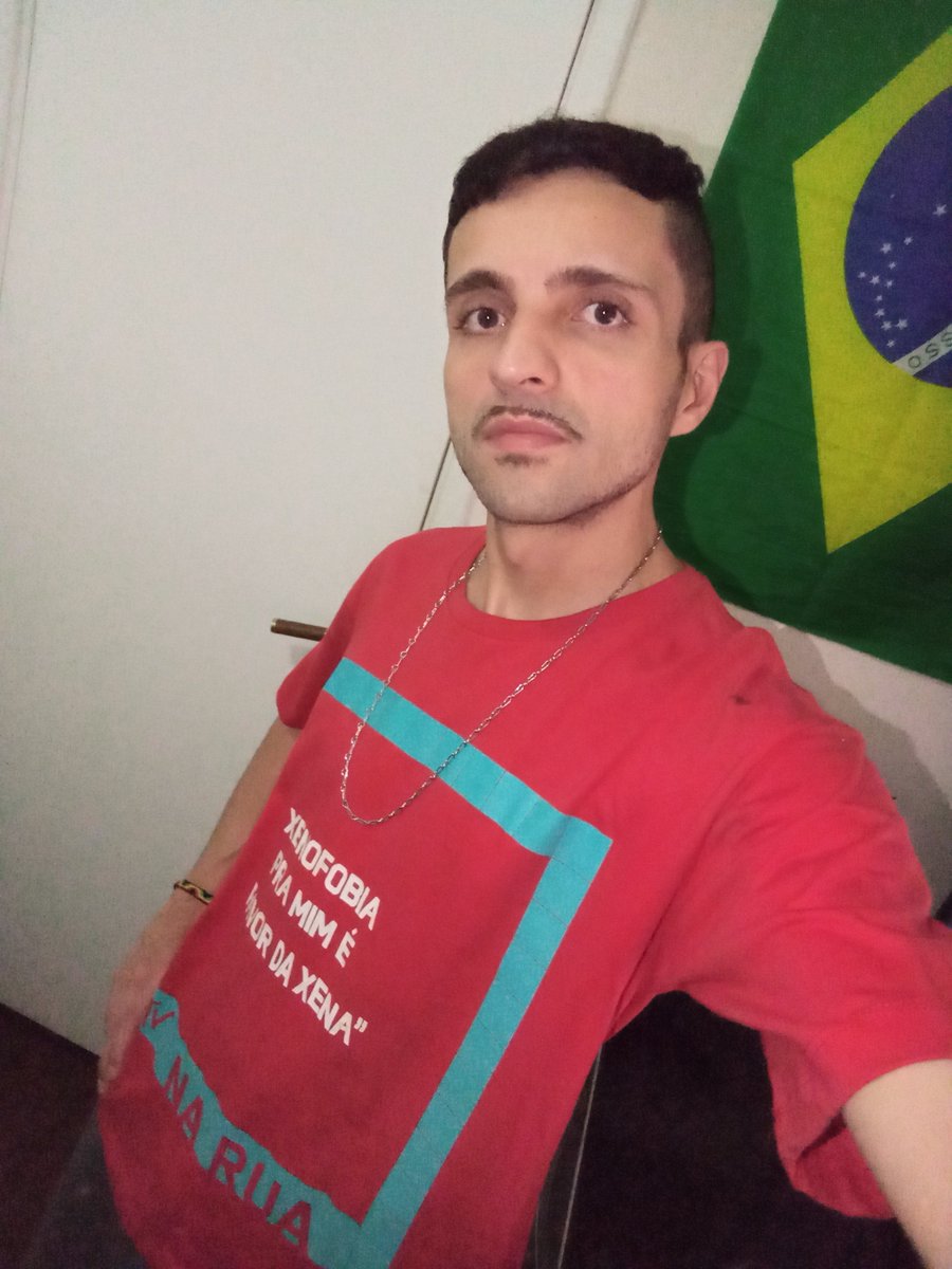 c4ioovsky's tweet photo. 🇧🇷 ADM numa rara aparição com sua única camiseta vermelha. Geralmente emite ondas na frequência dos 530THz a 600THz, então aproveitem! 

O primeiro streamer de Onlyfans do Brasil a entrar na plataforma para denunciar sua origem Sionista!

#VoteLula #Eleiçoes2026 https://t.co/0mnS8Pir9T