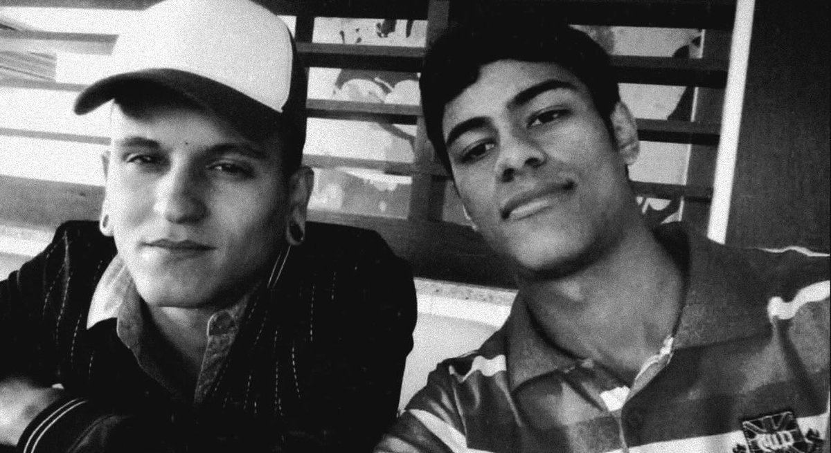 amorimbrunu's tweet photo. Aqui estamos, Renan e eu. Trabalhamos juntos por um longo período no McDonald’s. Essa foto foi tirada depois de uma madrugada inteira trabalhando no fechamento — era assim que chamávamos a função de fechar a loja e limpá-la. + https://t.co/cF91B2XAWk